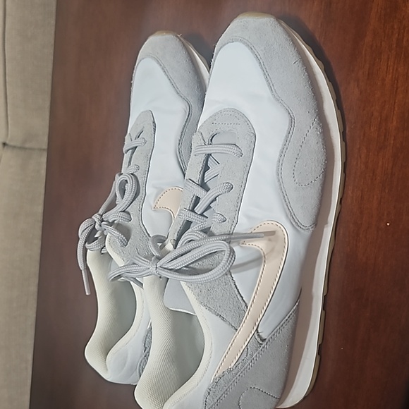 NIKE sneakers, size 9.5. Euc - Picture 4 of 14